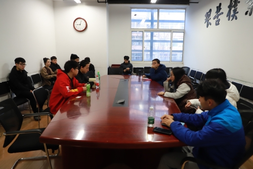 开会中大家认真讨论