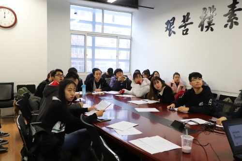 各位评委认真评审