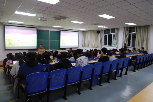 同学们认真听讲