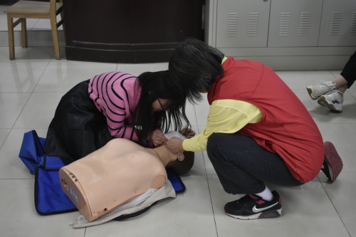 老师指导同学进行实操