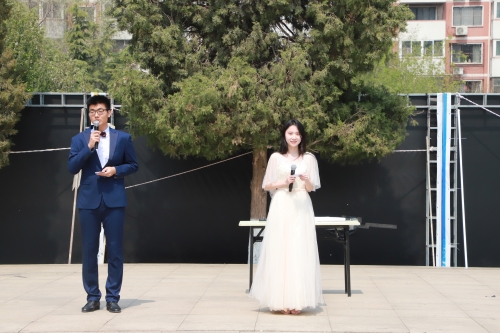 主持人主持节目