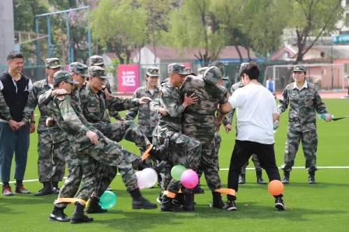 “毒圈踩气球”游戏