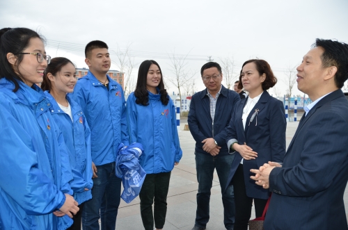 团中央领导与志愿者们亲切交谈
