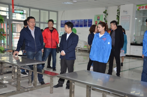 参观阜康一中食堂
