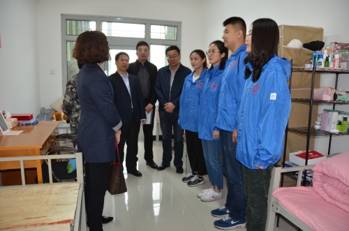 参观志愿者宿舍