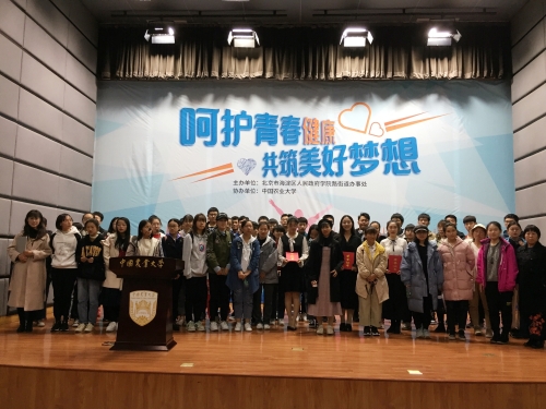 本校选手、观众与老师合影