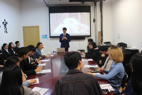 主持人宣布答辩开始