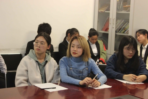 主席团认真倾听