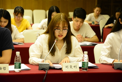 “五四奖章”获奖集体代表刘曼利发言