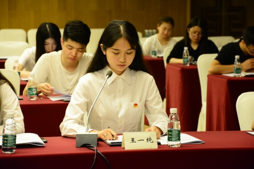 ”十佳团支书“代表王一纯发言