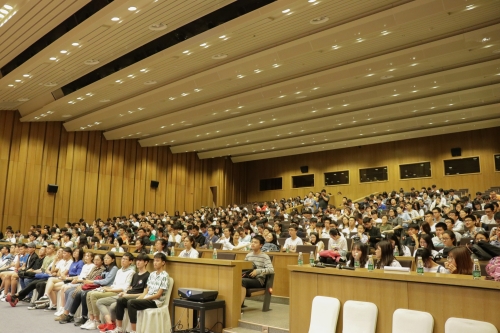 同学们认真听讲