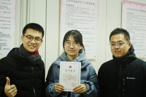 校团委书记于海亮和献血者合影