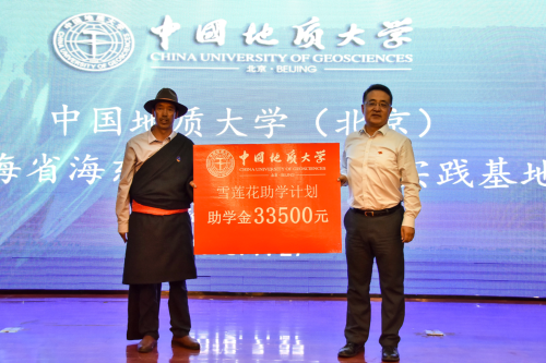 我校援青干部白浩向知海买村村委会主任兰周