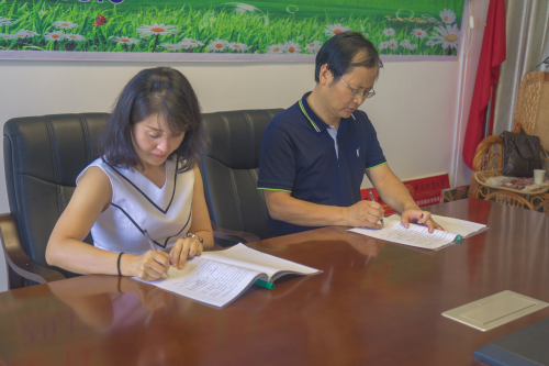 校团委副书记张翃滔与都昌县委宣传部常务副部长汪国山签署共建江西省都昌县大学生社会实践基地协议