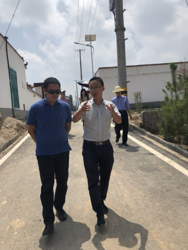 民和县大库土村第一书记弓弢的带领校团委领导们参观了大库土新村