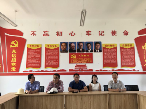 领导们在大库土村村委会与第十分团的支教老师们共同举办联欢会