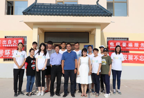 校团委领导探望班彦村的实践团成员