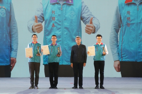 王果胜副校长为星级志愿者颁奖 王果胜副校长为星级志愿者颁奖