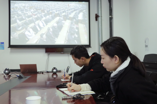 现场人员认真记录