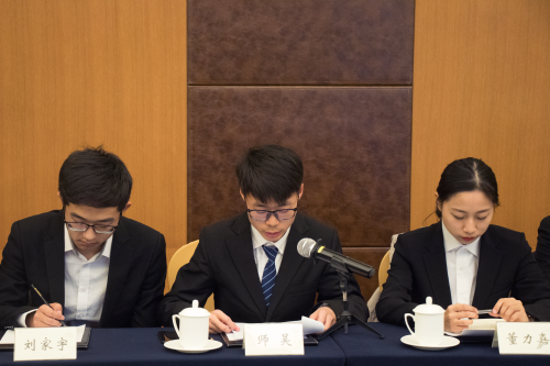 学生会主席师昊汇报工作