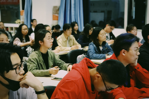 同学们认真听讲