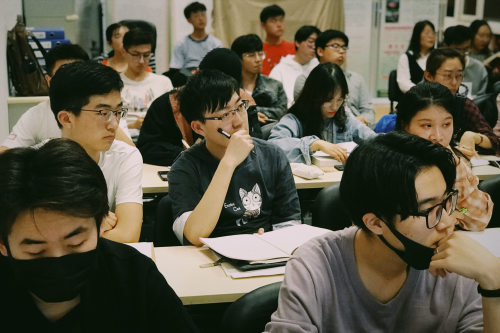 同学们认真做笔记