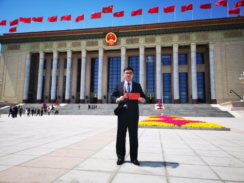 在人民大会堂前留念