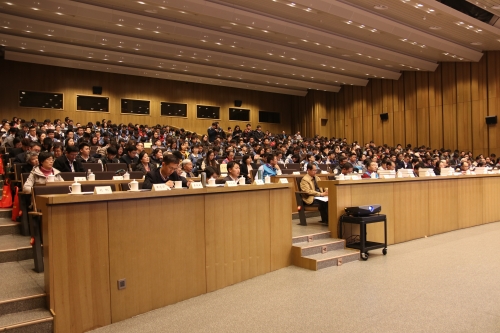 与会人员认真聆听