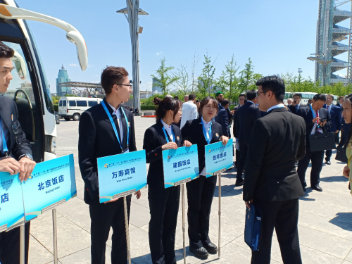 志愿者进行志愿服务