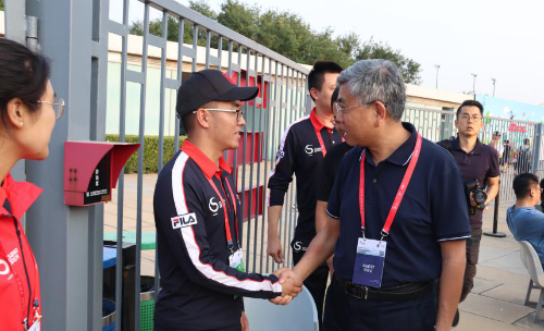 副校长王果胜慰问志愿者2