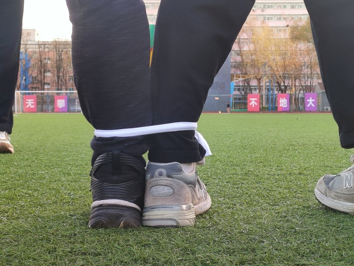 四人五足腿部特写