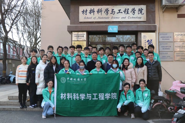 林书记与同学合影