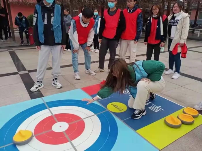 陆上冰壶第一轮比赛选手照片