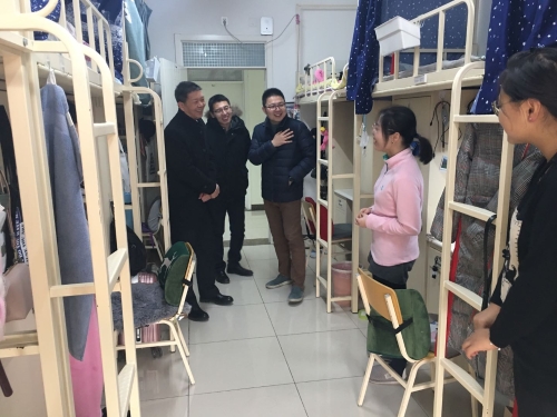 走访女生宿舍慰问留校学生 走访女生宿舍慰问留校学生