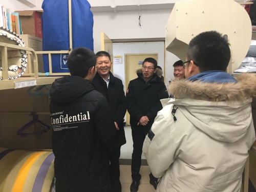 走访男生宿舍慰问留校学生 走访男生宿舍慰问留校学生