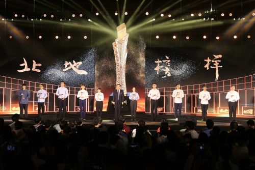 马俊杰书记为“北地先锋”十佳学生颁奖