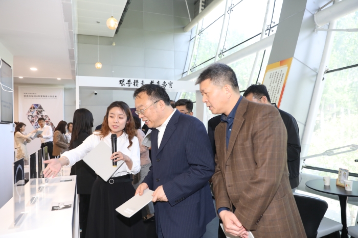 C:\Users\Lenovo\Desktop\创客新闻\看展2