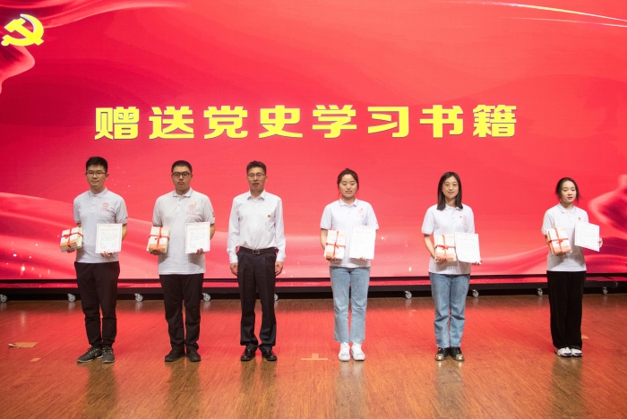 赠送党史学习书籍