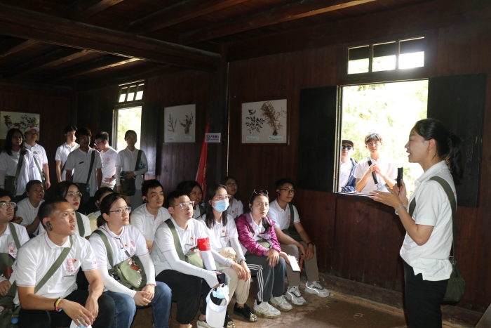 学员在小井红军医院参加现场教学