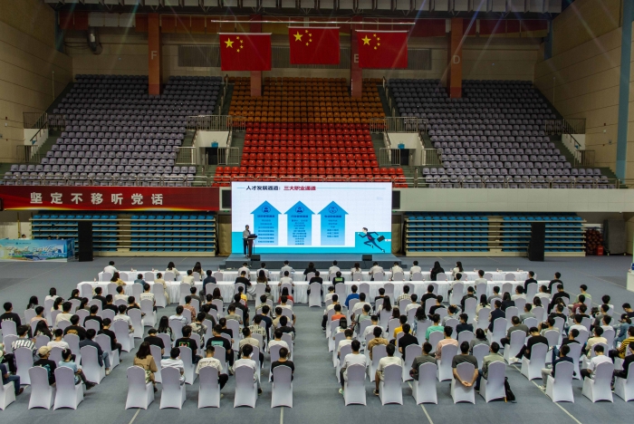 中建五局携13家公司入校开展招聘双选