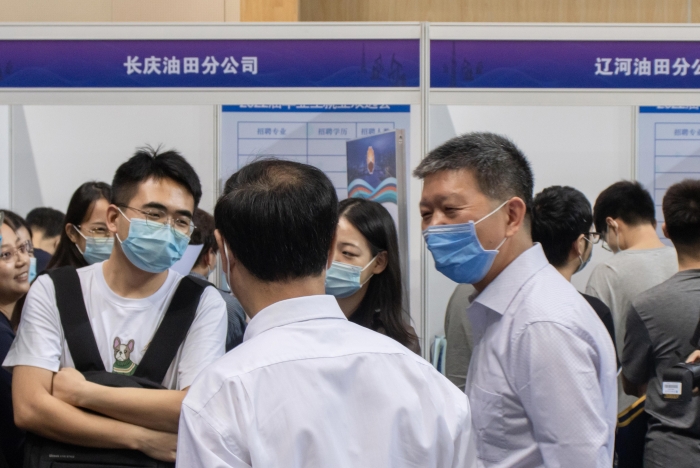 校党委副书记林善园与参会求职毕业生交谈