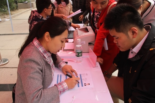 新闻图片3-企业HR现场修改简历