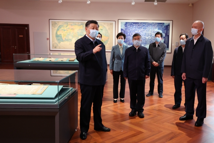 6月2日,中共中央总书记、国家主席、中央军委主席习近平在北京出席文化传承发展座谈会并发表重要讲话。这是座谈会前,习近平1日下午在中国国家版本馆考察。