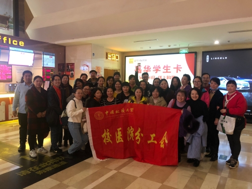 观看小巷管家合影1